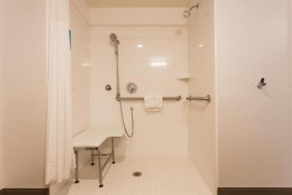 Hampton Inn Cumberland - image 10