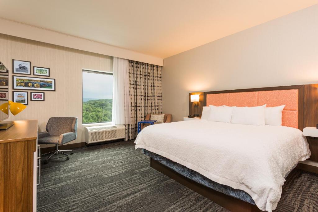 Hampton Inn Cumberland - image 2