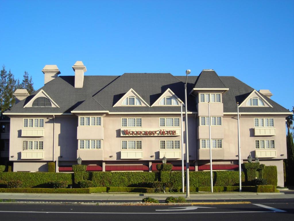 Woodcrest Hotel - main image