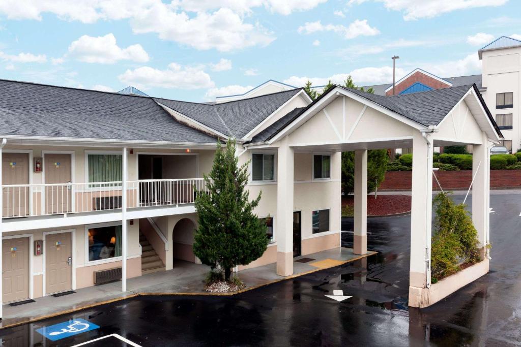 Days Inn by Wyndham Dahlonega - main image