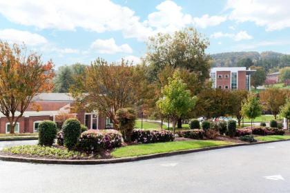 Days Inn by Wyndham Dahlonega - image 9