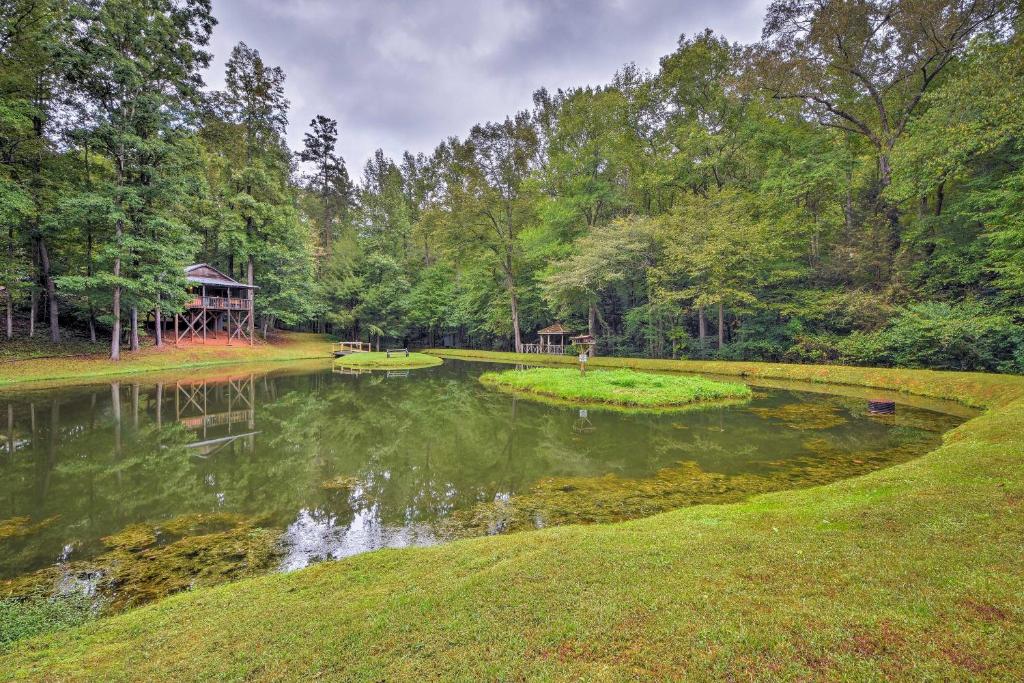 Secluded and Peaceful Family Retreat with Hot Tub! - image 2