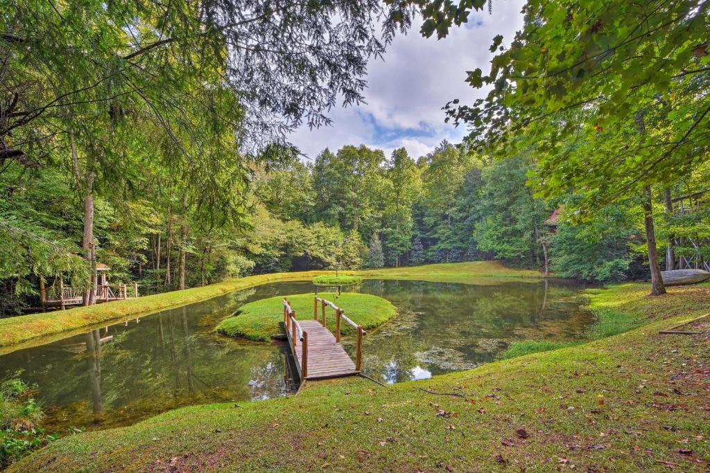 Secluded and Peaceful Family Retreat with Hot Tub! - image 7