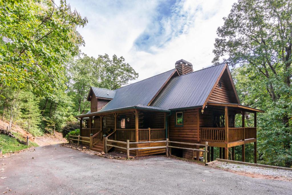 Custom 4 Bed 4 Bath Cabin in Dahlonega - main image