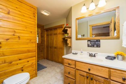 Custom 4 Bed 4 Bath Cabin in Dahlonega - image 10