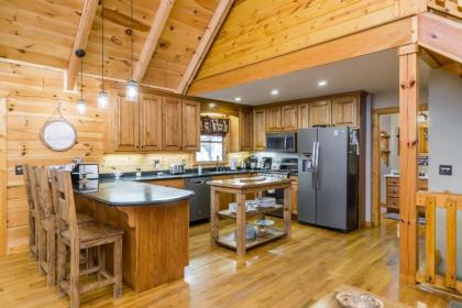 Custom 4 Bed 4 Bath Cabin in Dahlonega - image 15