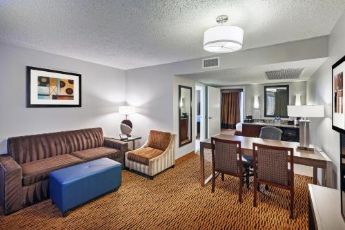 Embassy Suites Dallas - Market Center - image 3