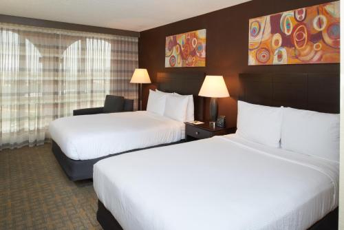 DoubleTree by Hilton Dallas Market Center - image 3