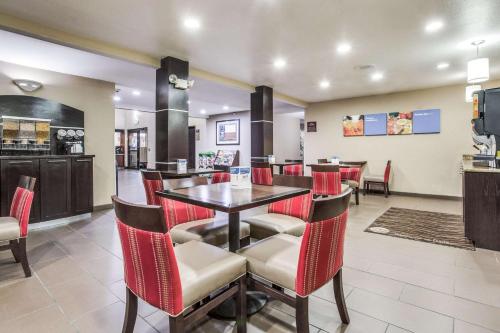 Comfort Inn & Suites Love Field – Dallas Market Center - image 2