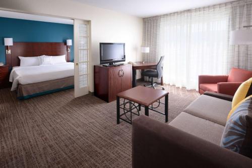 Sonesta ES Suites Dallas Market Center - image 2