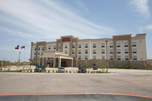 Hampton Inn & Suites Dallas I-30 Cockrell Hill TX - main image