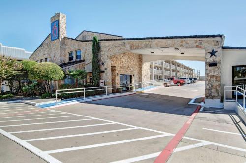 Motel 6-Dallas TX - Forest Lane - main image