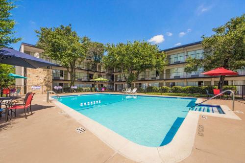 Econo Lodge Airport I-35 North - image 3