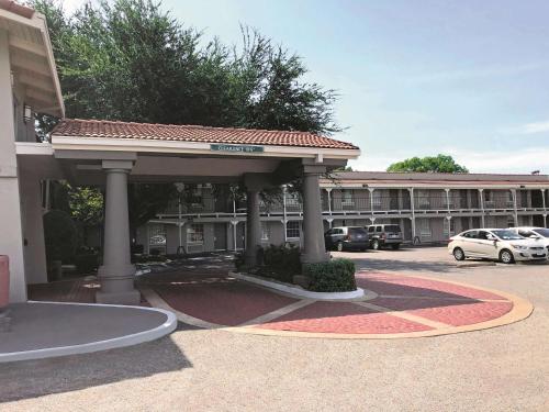 La Quinta Inn by Wyndham Dallas Uptown - image 5