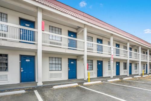 Motel 6-Dallas TX - Market Center - image 4