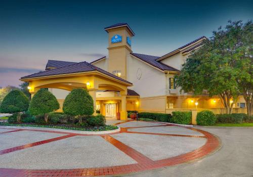 La Quinta by Wyndham Dallas - Addison Galleria - image 3