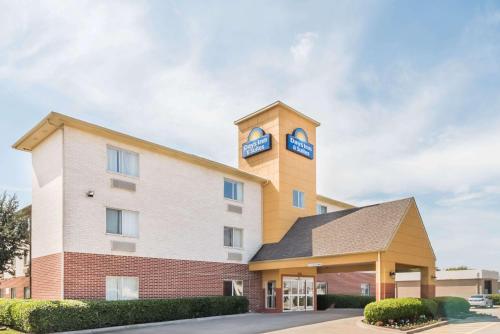 Days Inn & Suites by Wyndham Dallas - main image