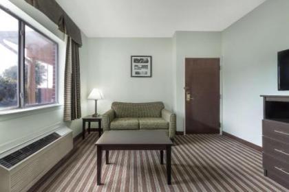 Days Inn & Suites by Wyndham Dallas - image 4