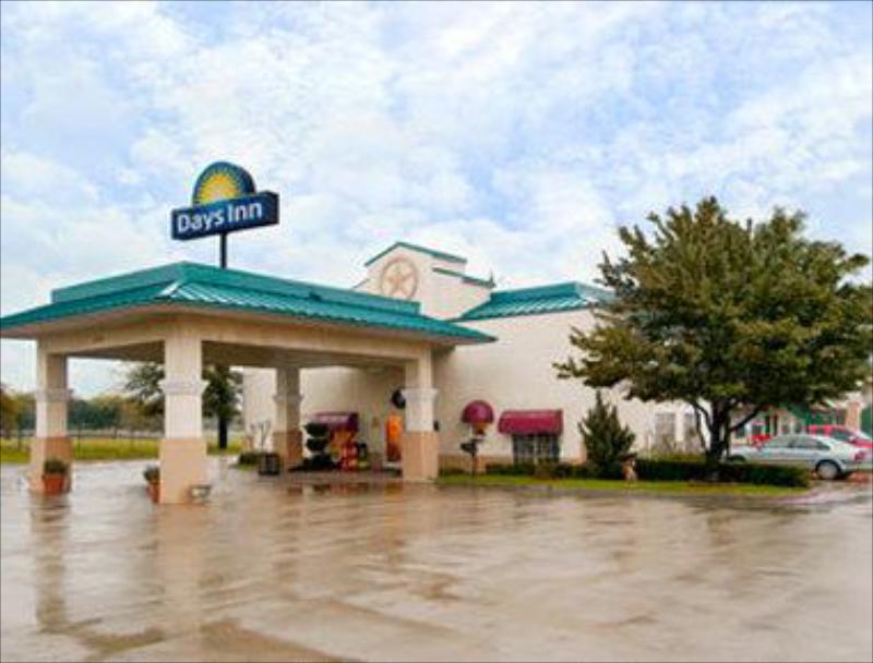 Days Inn by Wyndham Dallas South - image 2