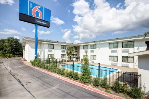 Motel 6-Dallas TX - South - main image