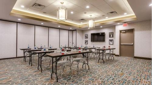 Hampton Inn & Suites Dallas-Central Expy/North Park Area - image 4