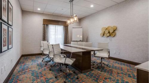 Hampton Inn & Suites Dallas-Central Expy/North Park Area - image 5