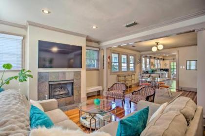 Couples Retreat with Deck Less Than 1 Mi to Lower Greenville! - image 1