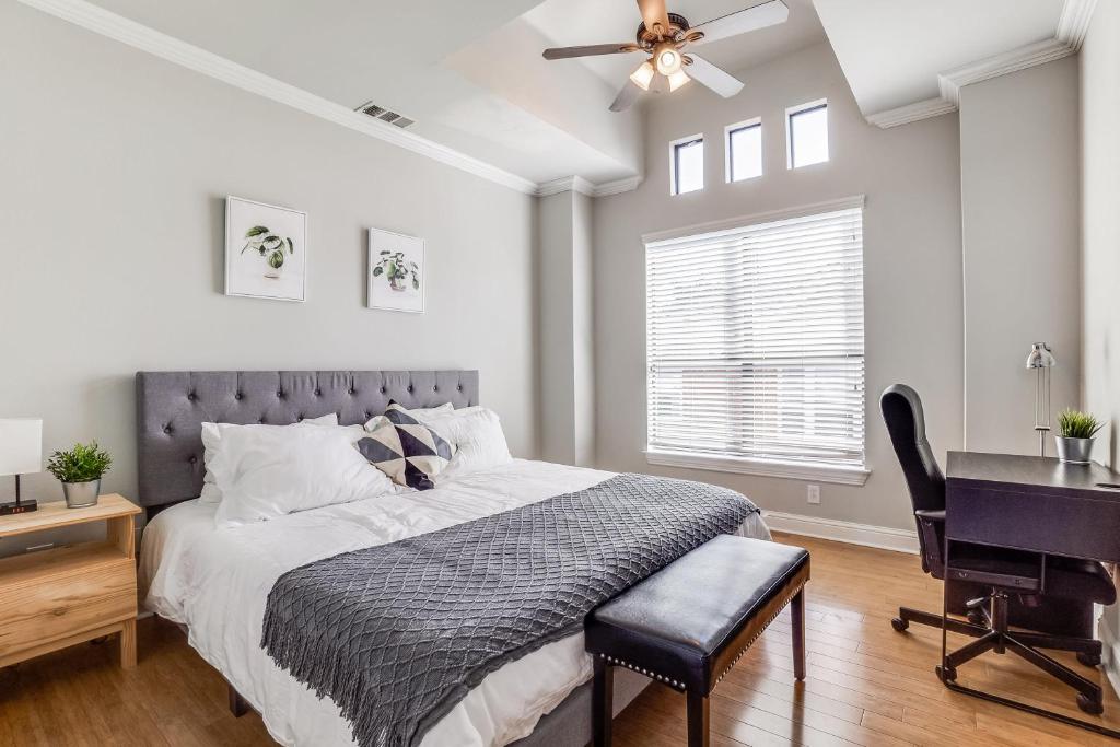 Gorgeous Oak Lawn Townhouse KING BEDS - main image