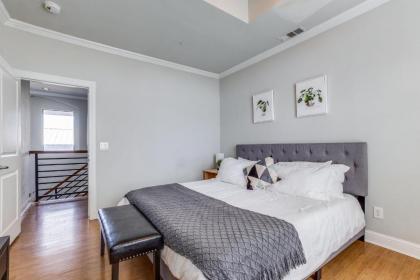 Gorgeous Oak Lawn Townhouse KING BEDS - image 12