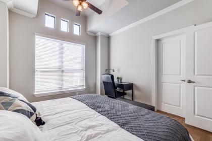 Gorgeous Oak Lawn Townhouse KING BEDS - image 13