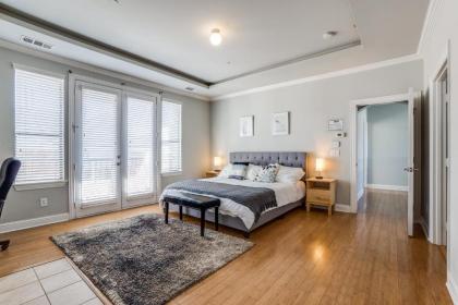 Gorgeous Oak Lawn Townhouse KING BEDS - image 14