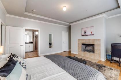 Gorgeous Oak Lawn Townhouse KING BEDS - image 15