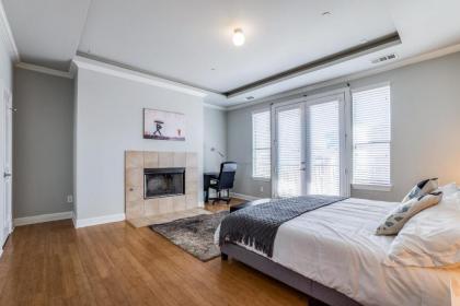 Gorgeous Oak Lawn Townhouse KING BEDS - image 16