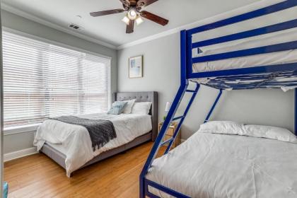 Gorgeous Oak Lawn Townhouse KING BEDS - image 17