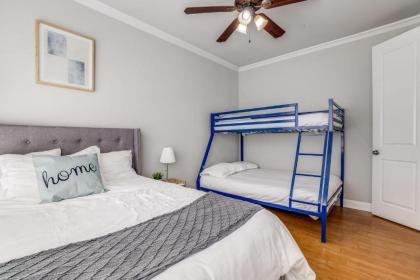 Gorgeous Oak Lawn Townhouse KING BEDS - image 18