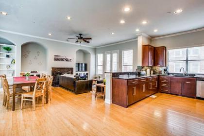 2 Huge Townhouses in Oak Lawn PERFECT for groups - image 5