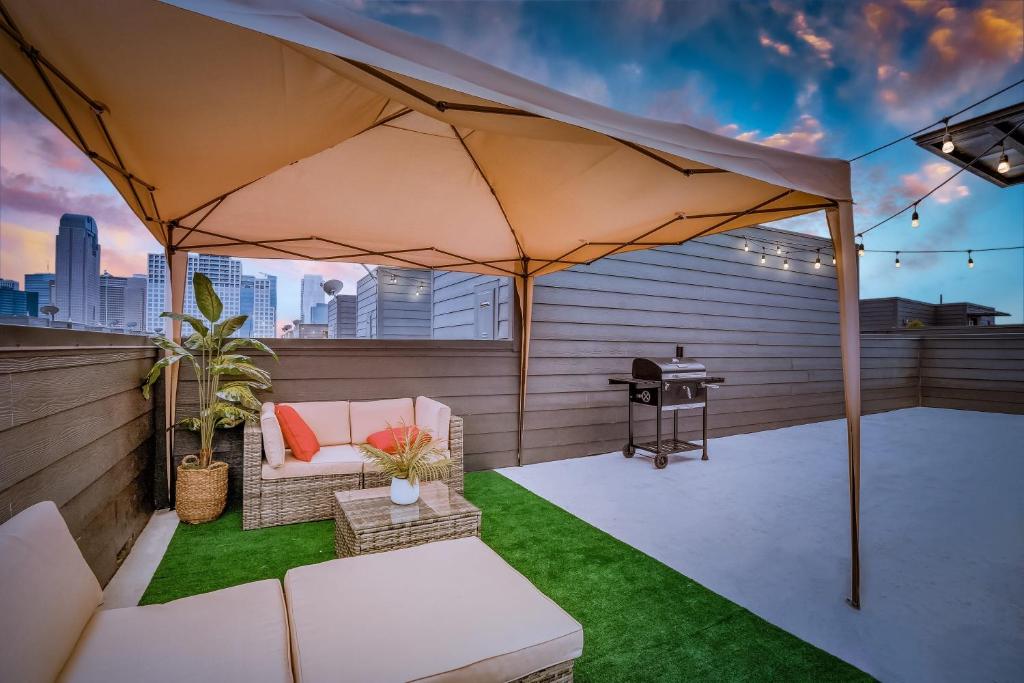 CozySuites Luxe 3BR Uptown Home Great Rooftop - main image