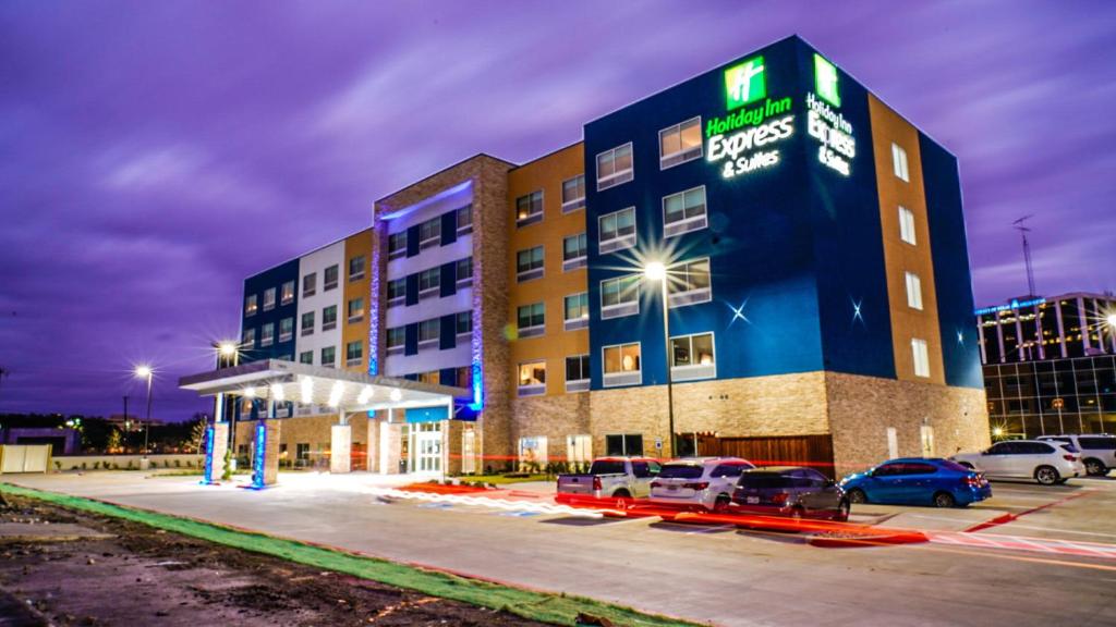 Holiday Inn Express & Suites Dallas Market Ctr - Love Field - main image