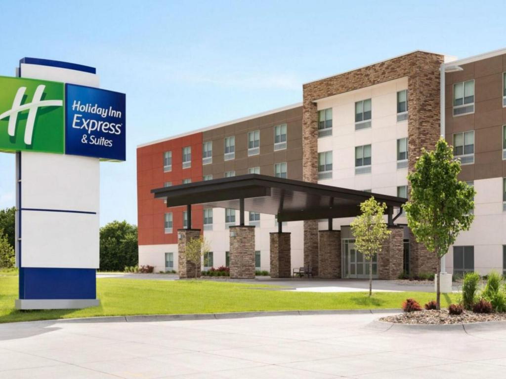 Holiday Inn Express & Suites Dallas Market Ctr - Love Field - image 2