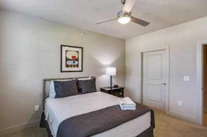 Beautifully Furnished Luxury Apartment in Dallas - image 3