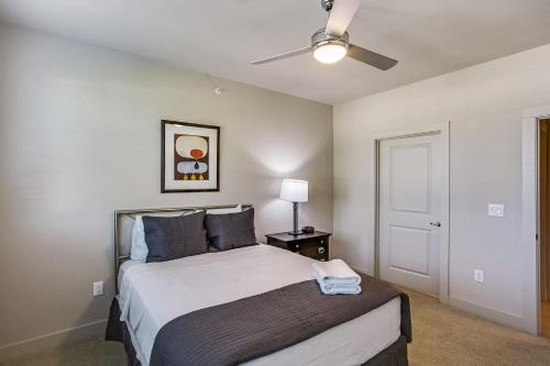 Beautifully Furnished Luxury Apartment in Dallas - image 3