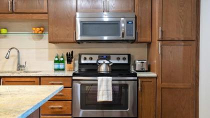 CozySuites TWO Classy 1BR Apartment Elm Street - image 14