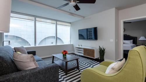 CozySuites Beautiful 1BR with SKY POOL - main image