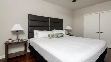 CozySuites TWO Bright And Comfy 1BR Apartment King Beds - image 8