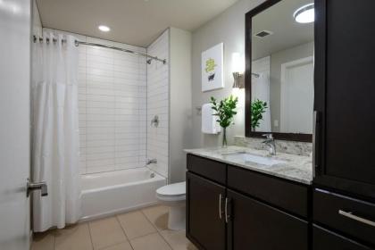 CozySuites TWO Classy 1BR 1BA with SKY POOL - image 12