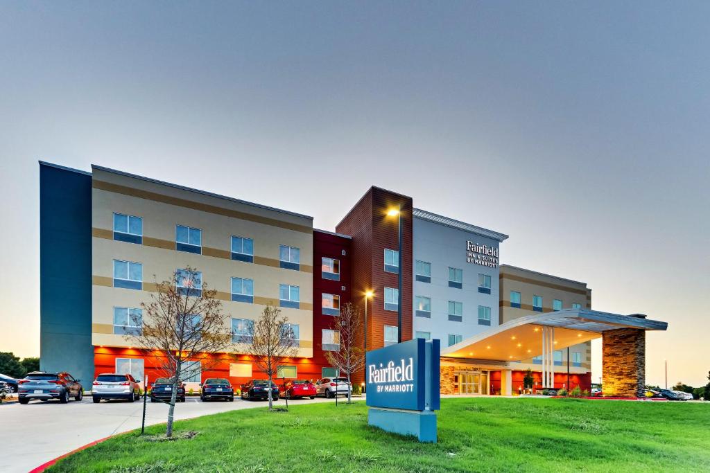 Fairfield Inn & Suites by Marriott Dallas Love Field - image 3