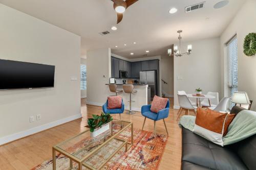 CozySuites Luxurious Townhome In Oak Lawn Amazing Rooftop - image 4