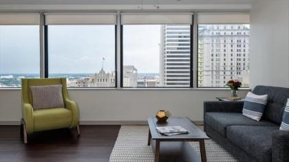 CozySuites TWO Stunning 1BR 1BA Apartments SKY POOL - image 10