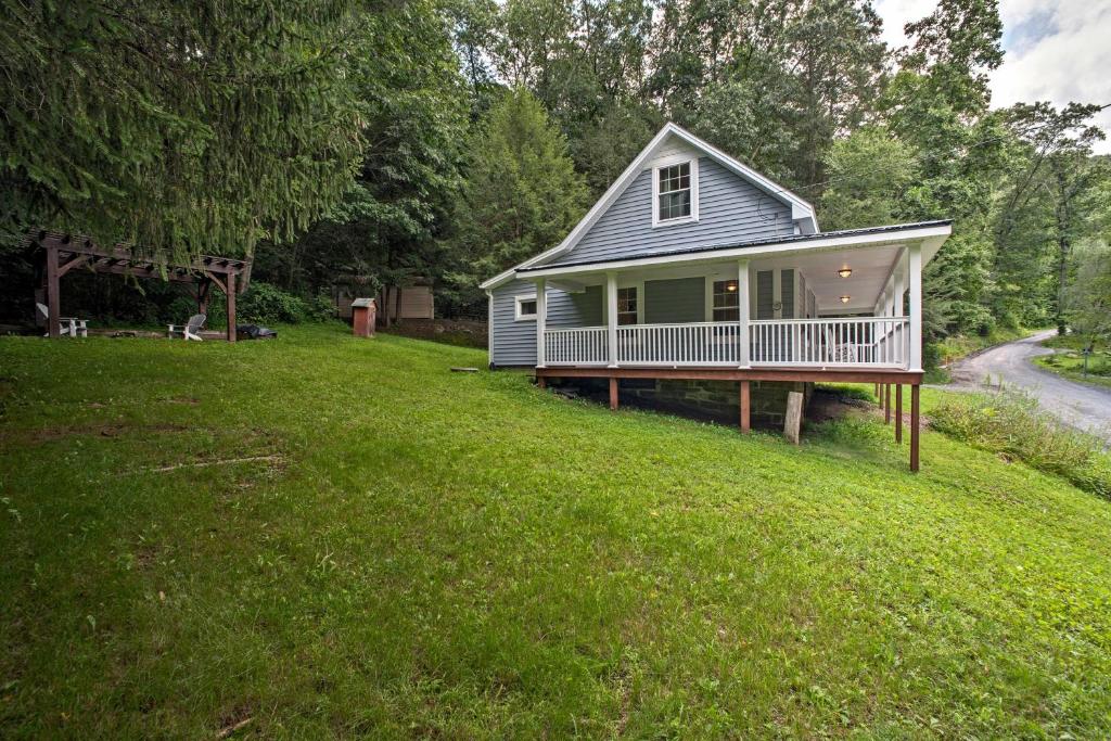 Cottage with Hot Tub and Fire Pit Near Mahantango Creek - image 7