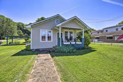 Cozy Cottage with Porch and Creeper trail Access Damascus 